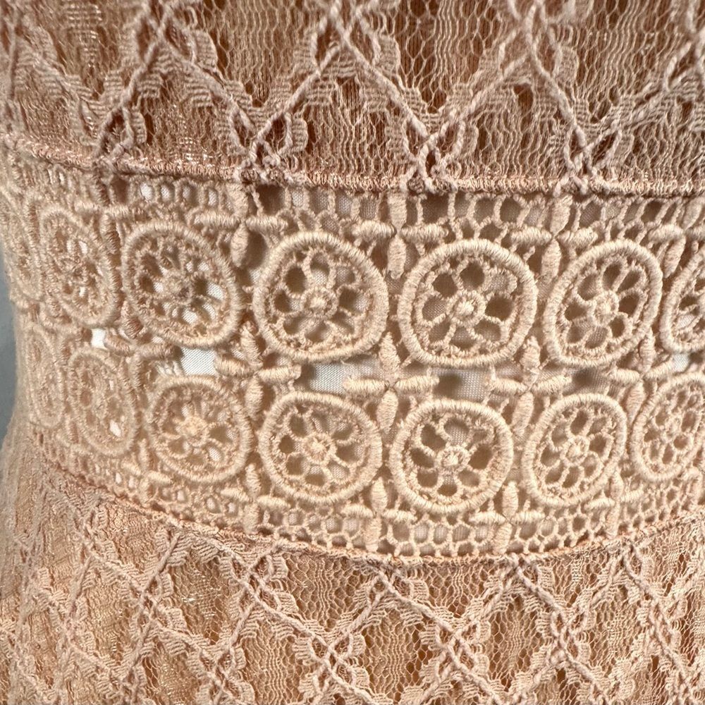 Beautiful peach blush lace dress with see through waist and back size small - Picture 3 of 7